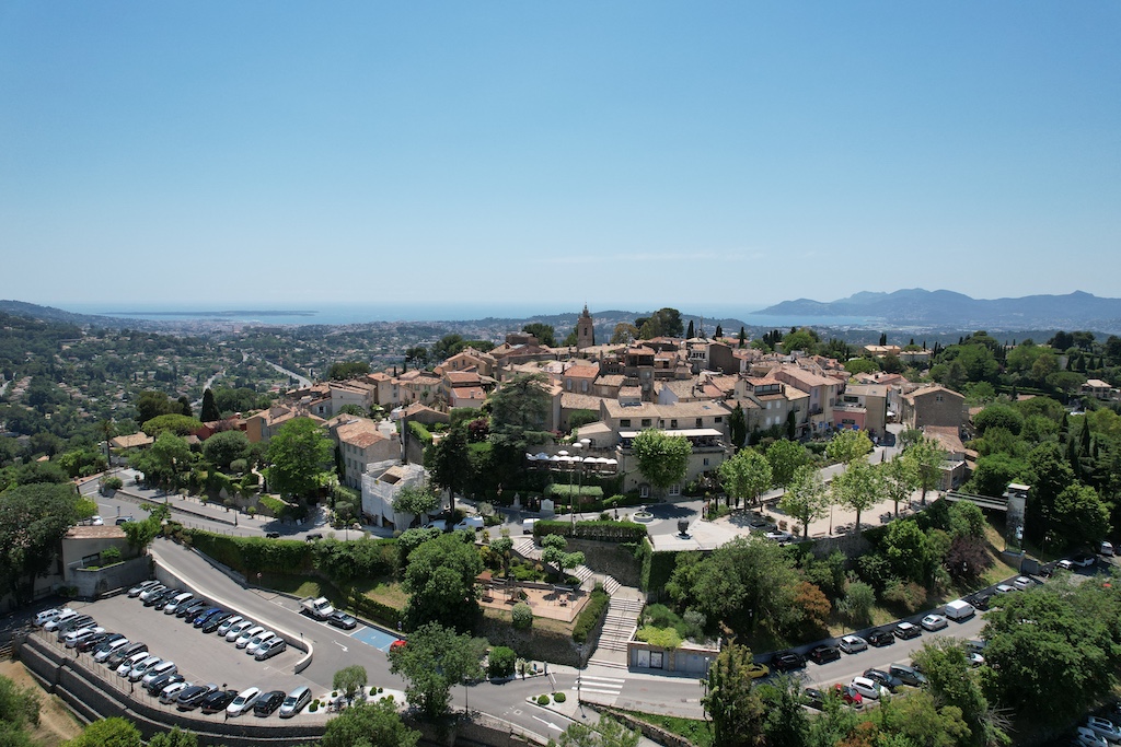 Service de minivan avec chauffeur privé à Mougins et transfert aéroport Nice